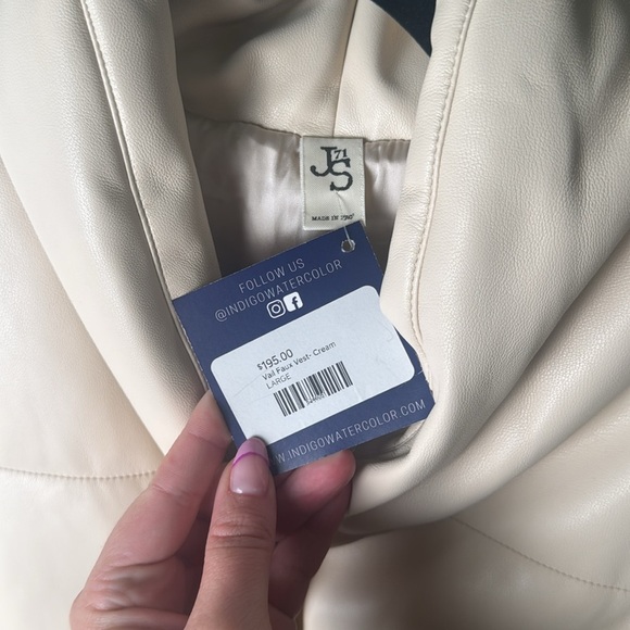 New with Tag Women's Cream Puffer Faux Leather Fall Vest Size Large - Picture 3 of 6